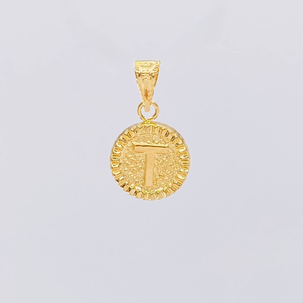 Dije Letra T Marco Bordeado 0.6g / 1.7cm Oro Amarillo 18K