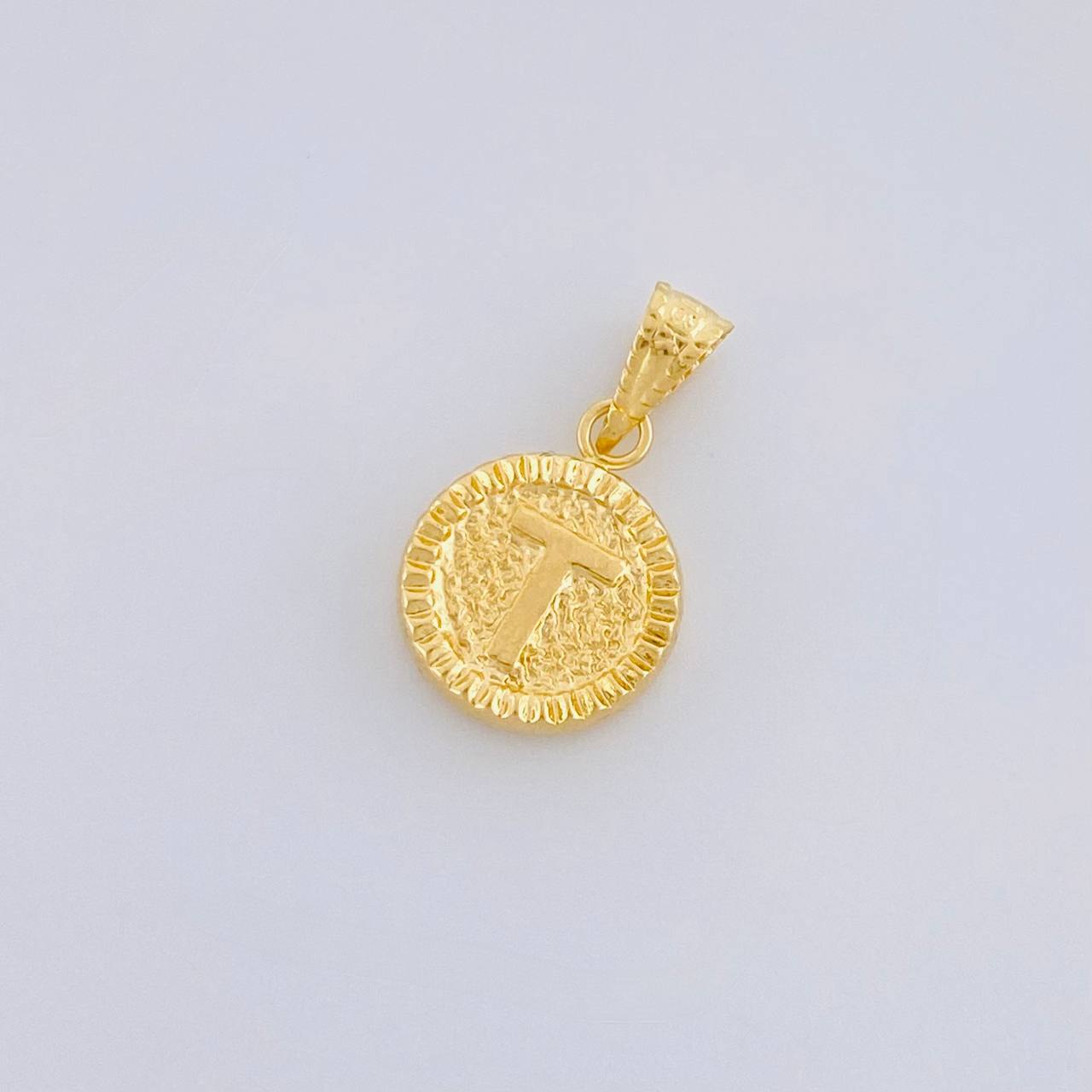 Dije Letra T Marco Bordeado 0.6g / 1.7cm Oro Amarillo 18K