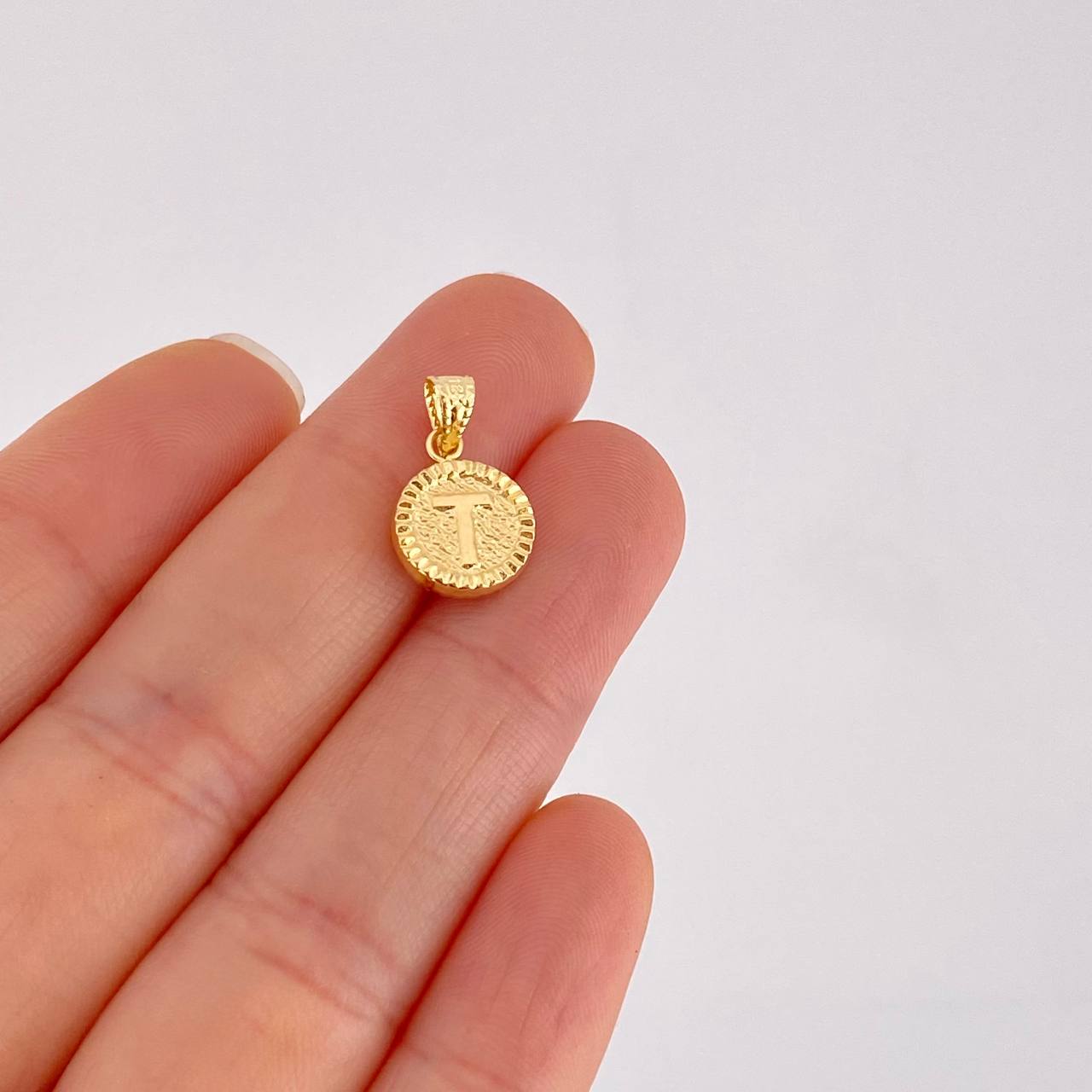Dije Letra T Marco Bordeado 0.6g / 1.7cm Oro Amarillo 18K