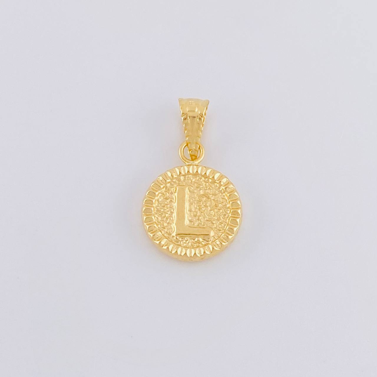 Dije Letra L Marco Bordeado 0.55g / 1.7cm Oro Amarillo 18K