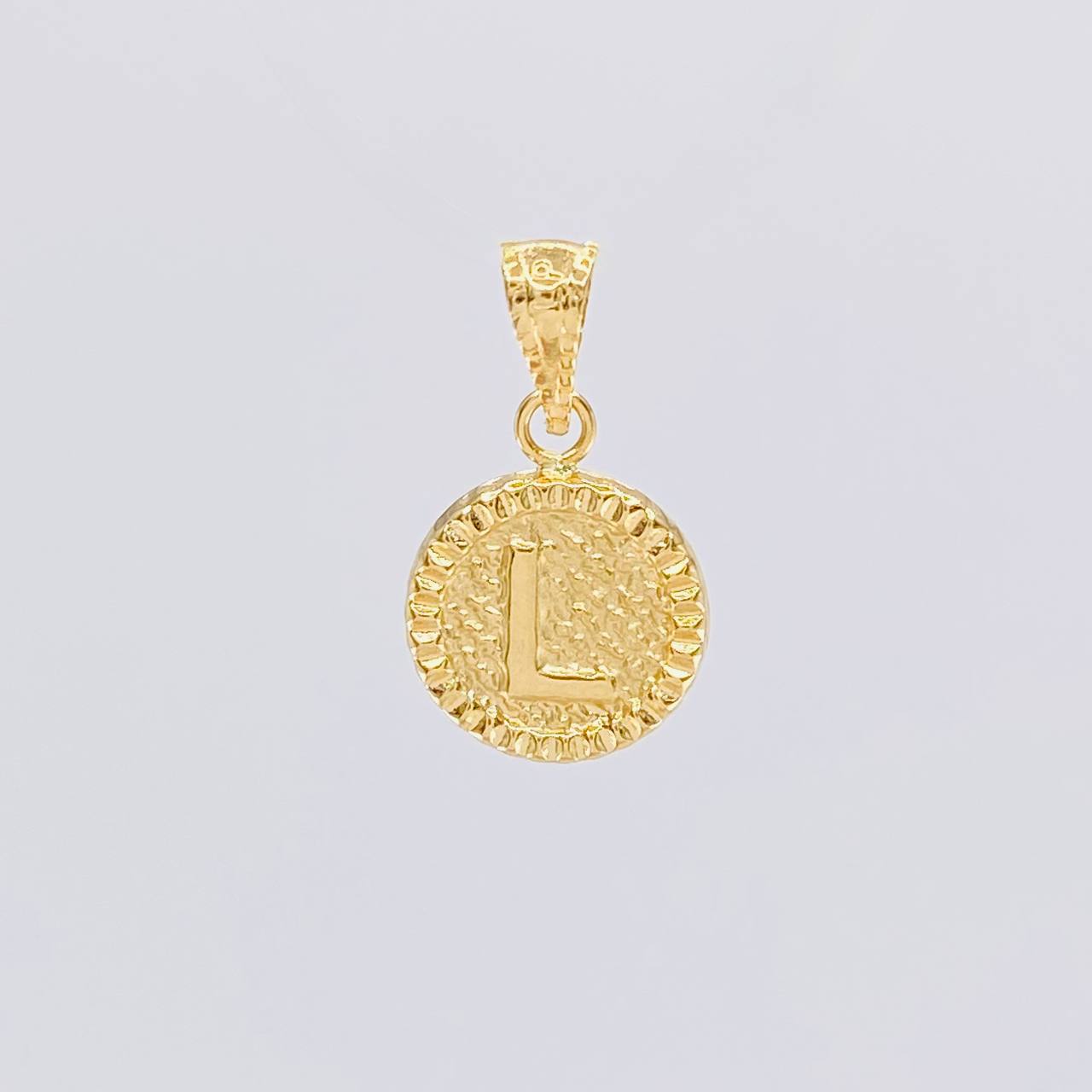 Dije Letra L Marco Bordeado 0.55g / 1.7cm Oro Amarillo 18K