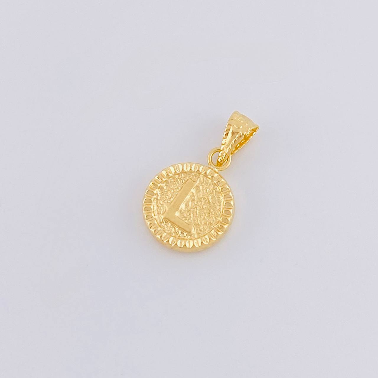 Dije Letra L Marco Bordeado 0.55g / 1.7cm Oro Amarillo 18K