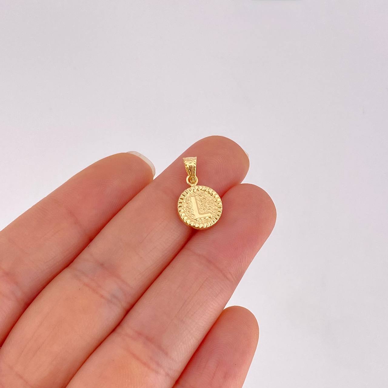 Dije Letra L Marco Bordeado 0.55g / 1.7cm Oro Amarillo 18K