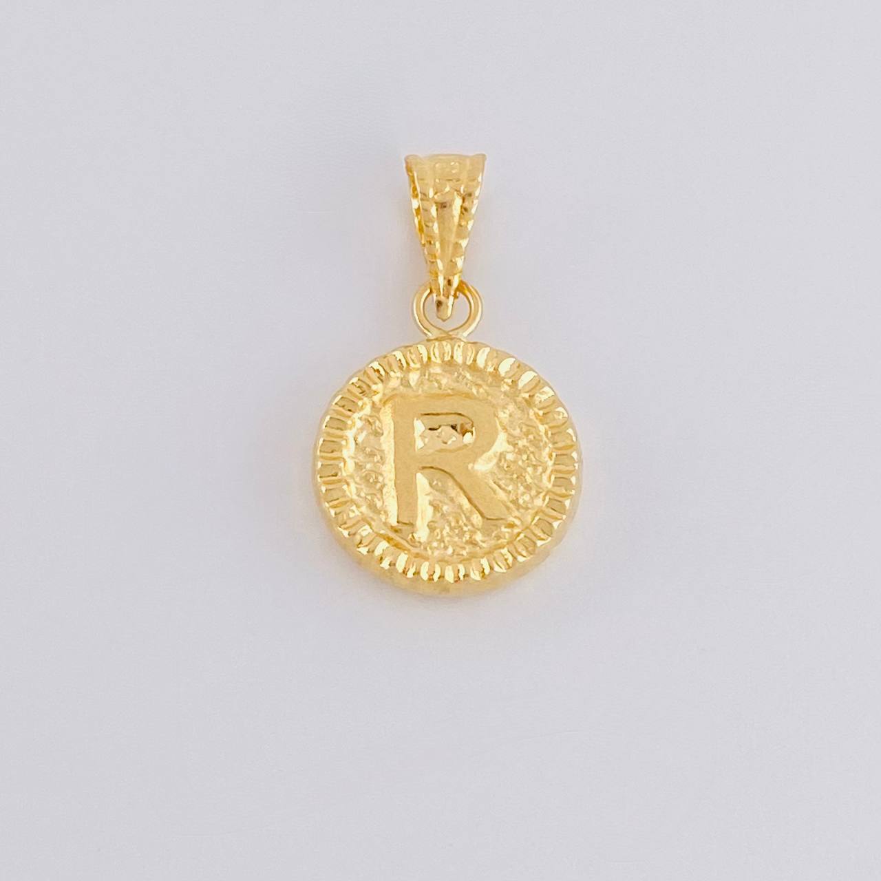Dije Letra R Marco Bordeado 0.6g / 1.7cm Oro Amarillo 18K