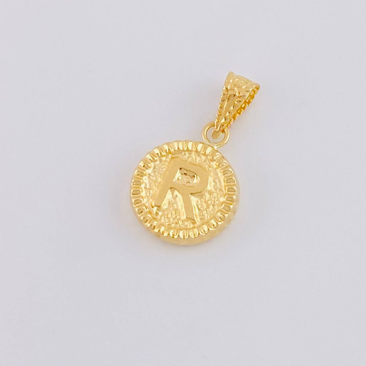 Dije Letra R Marco Bordeado 0.6g / 1.7cm Oro Amarillo 18K