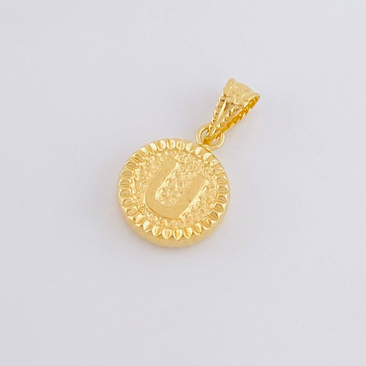 Dije Letra U Marco Bordeado 0.55g / 1.7cm Oro Amarillo 18K