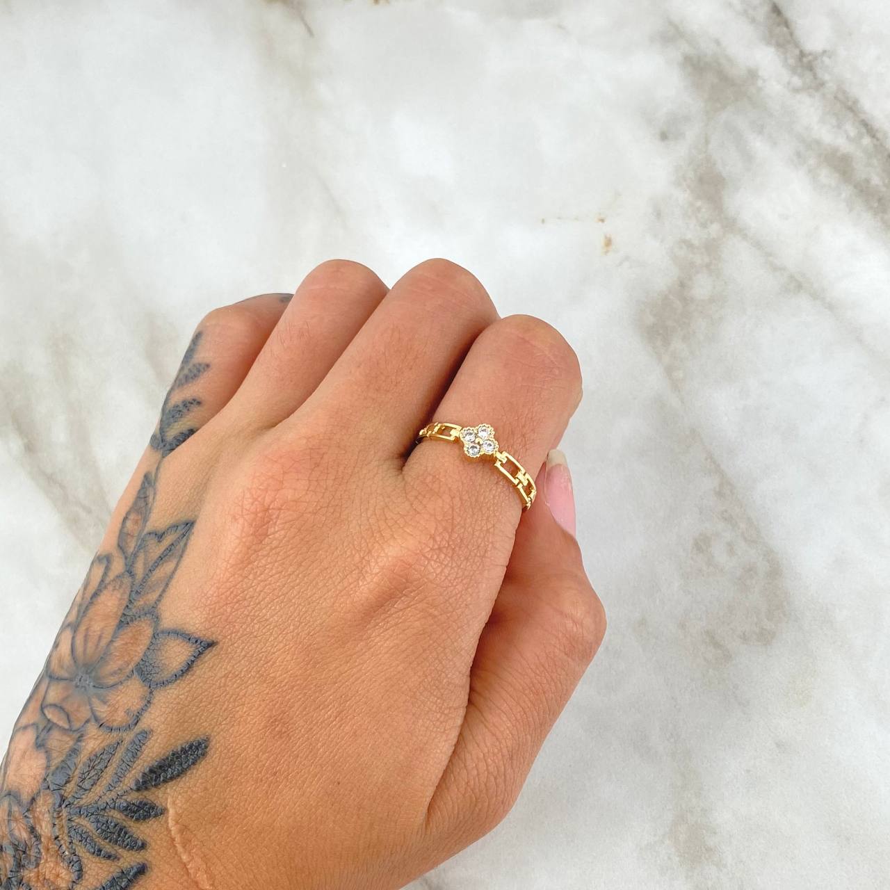 Anillo Flor Punteada Eslabones Huecos 2gr / T7 1/4 / Circones Blancos Oro Amarillo 18K