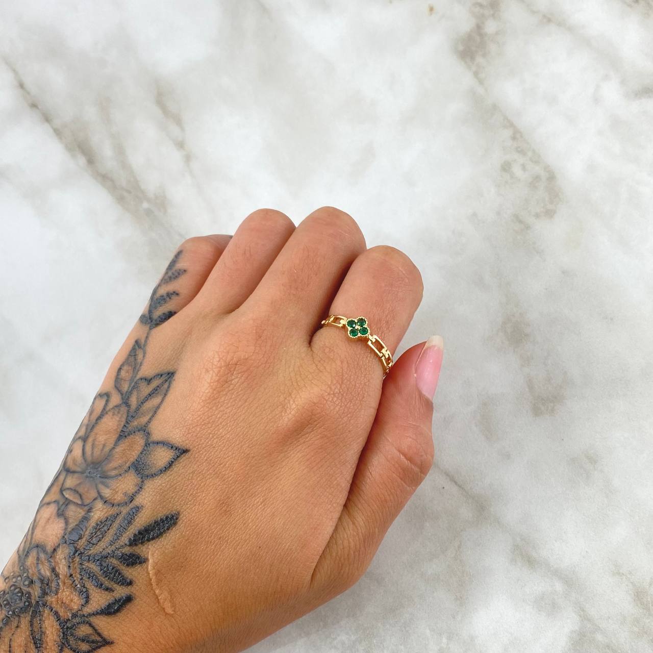 Anillo Flor Punteada Eslabones Huecos 1.8gr / T6 3/4 / Circones Verdes Oro Amarillo 18K