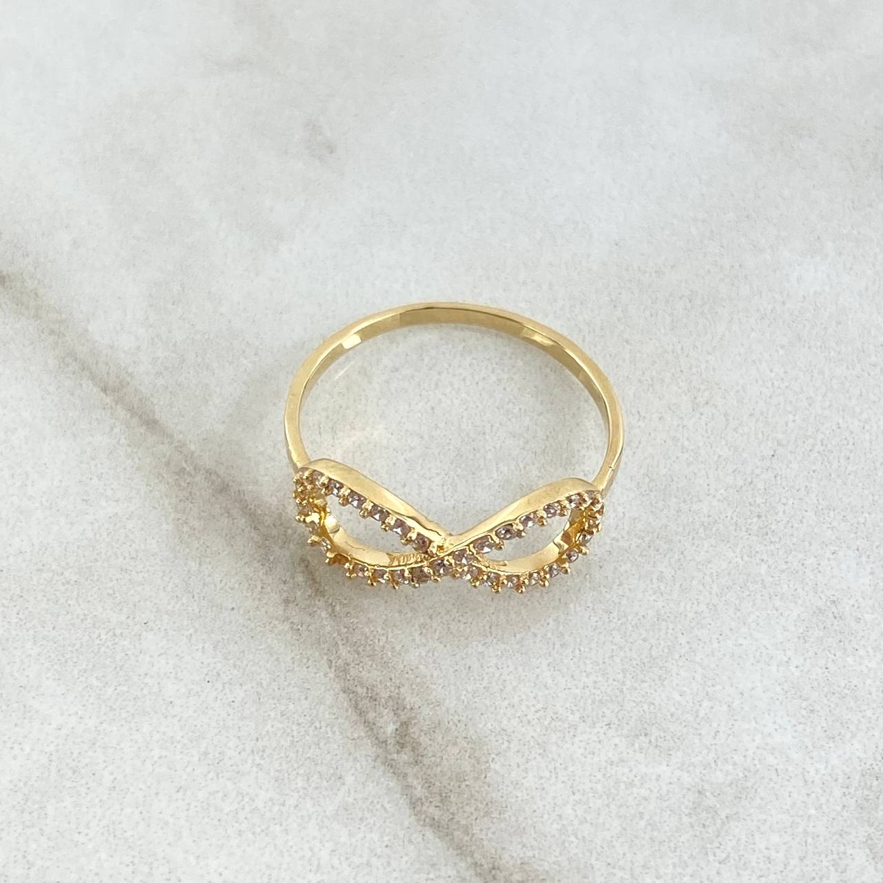 Anillo Silueta Infinito Basteado 1.3gr / T5 1/2 / Circones Blancos Oro Amarillo 18K