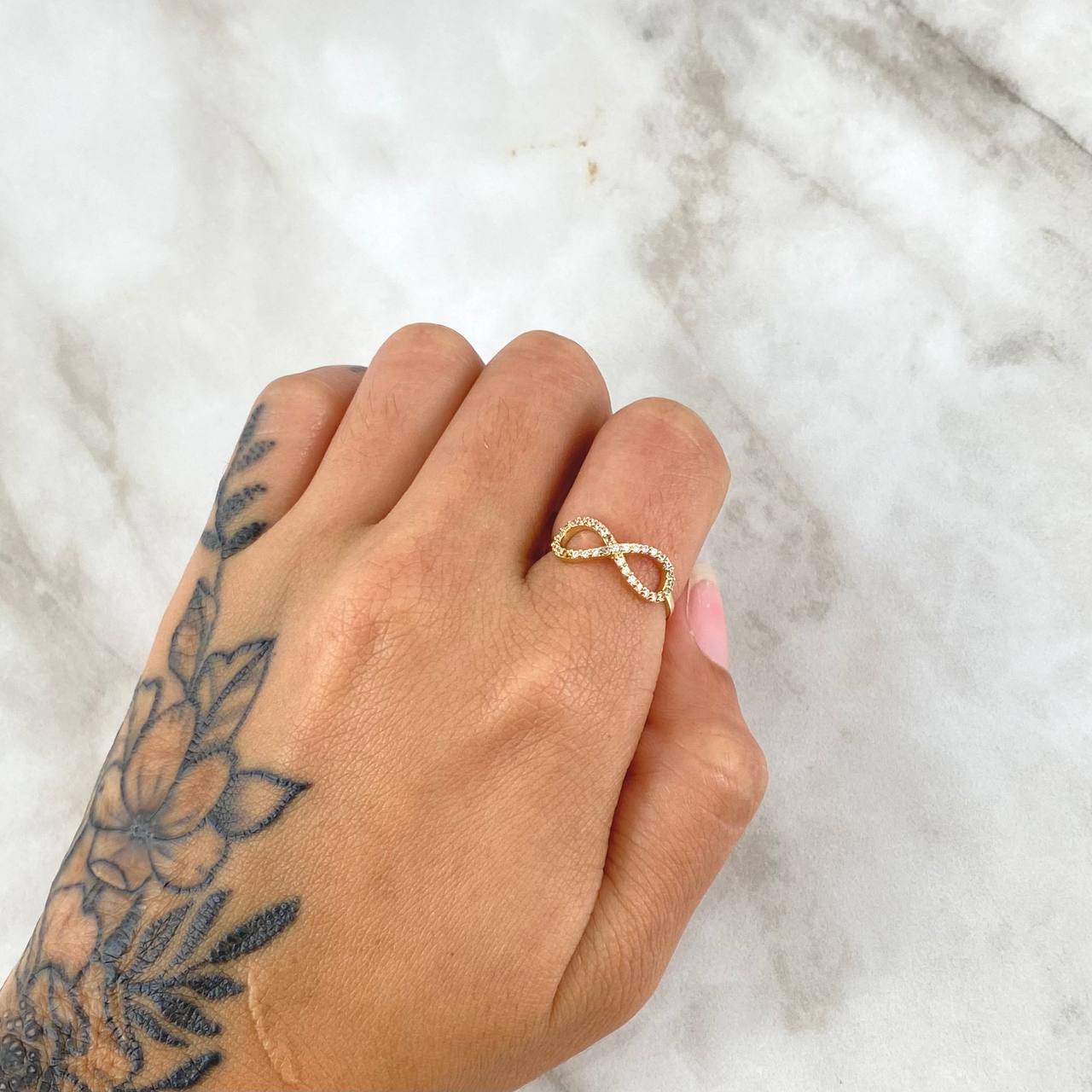 Anillo Silueta Infinito Basteado 1.3gr / T5 1/2 / Circones Blancos Oro Amarillo 18K