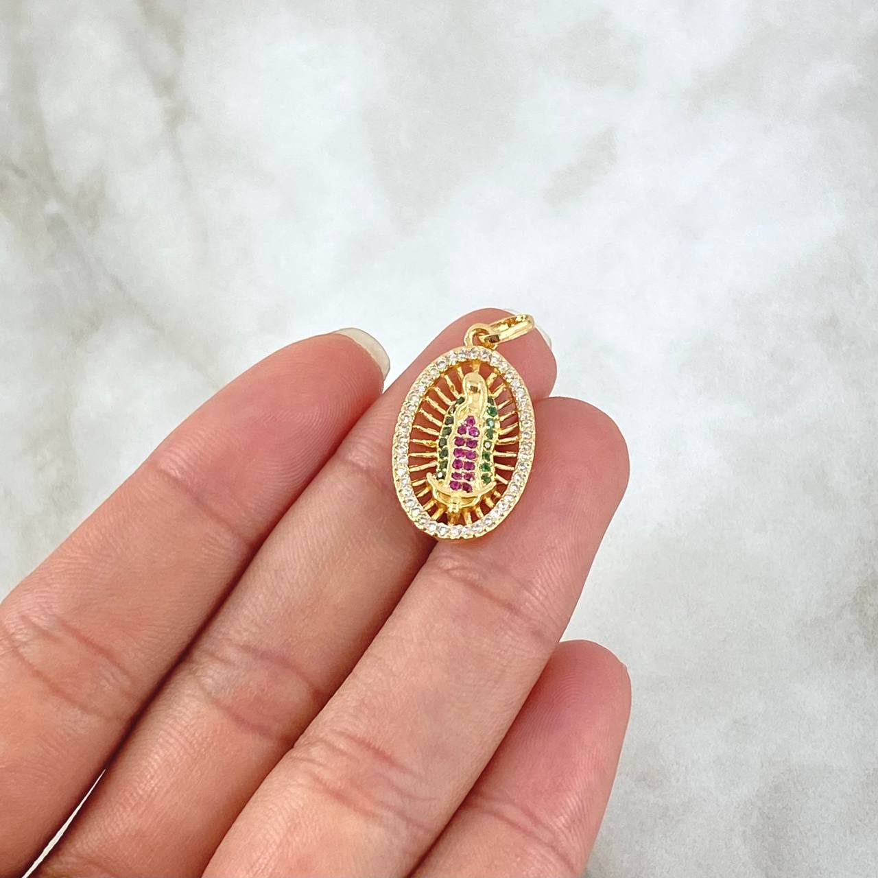 Dije Virgen Guadalupe 2.5gr / 2.6cm / Ovalo Filigrana Circones Blancos Verdes Fucsias Oro Amarillo 18K
