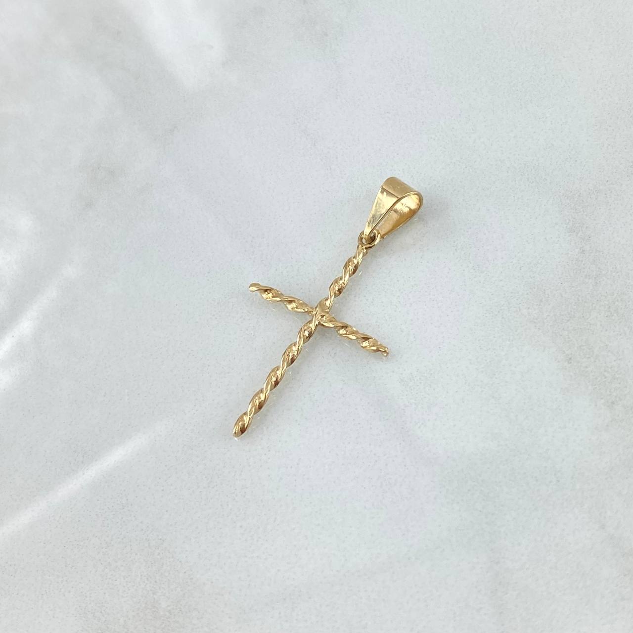 Dije Cruz Espiral 1.1gr / 3.7cm / Cargador Liso Oro Amarillo 18K