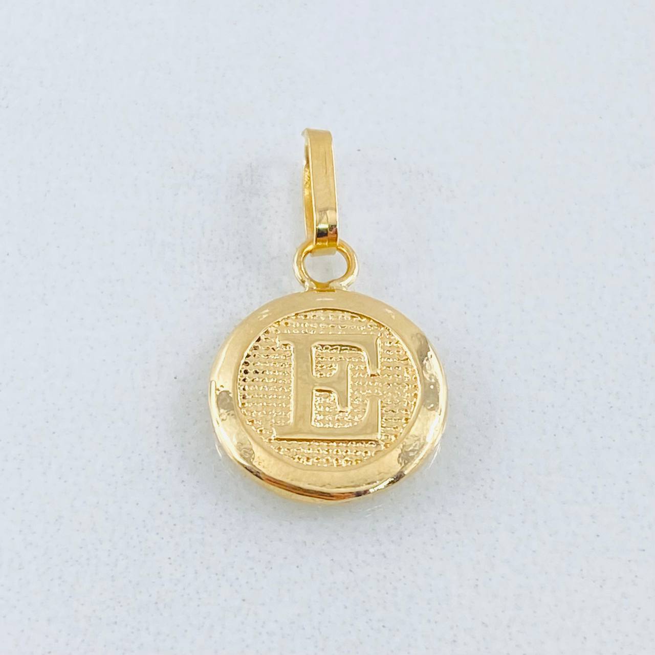 Dije Letra E 0.65gr / 2cm / Oro Amarillo 18K