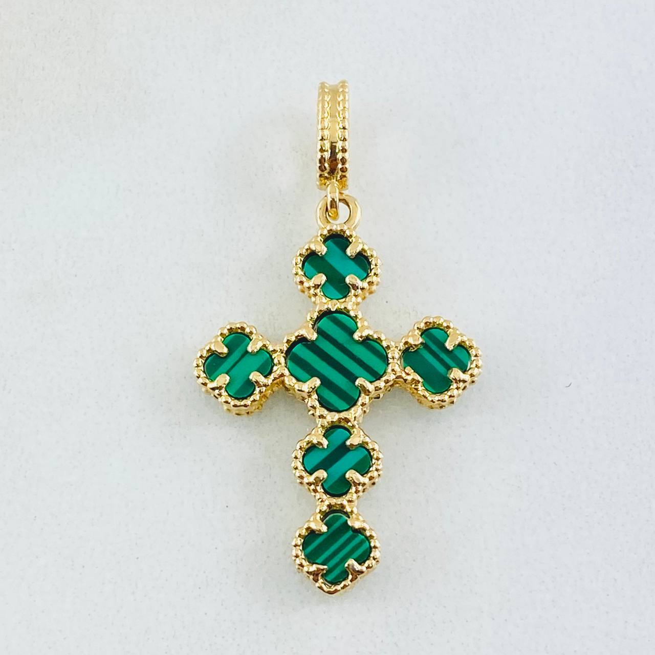 Dije Cruz Trebol Verde 2.45gr / 3.2cm / Oro Amarillo Nac.Esp. 18K ©