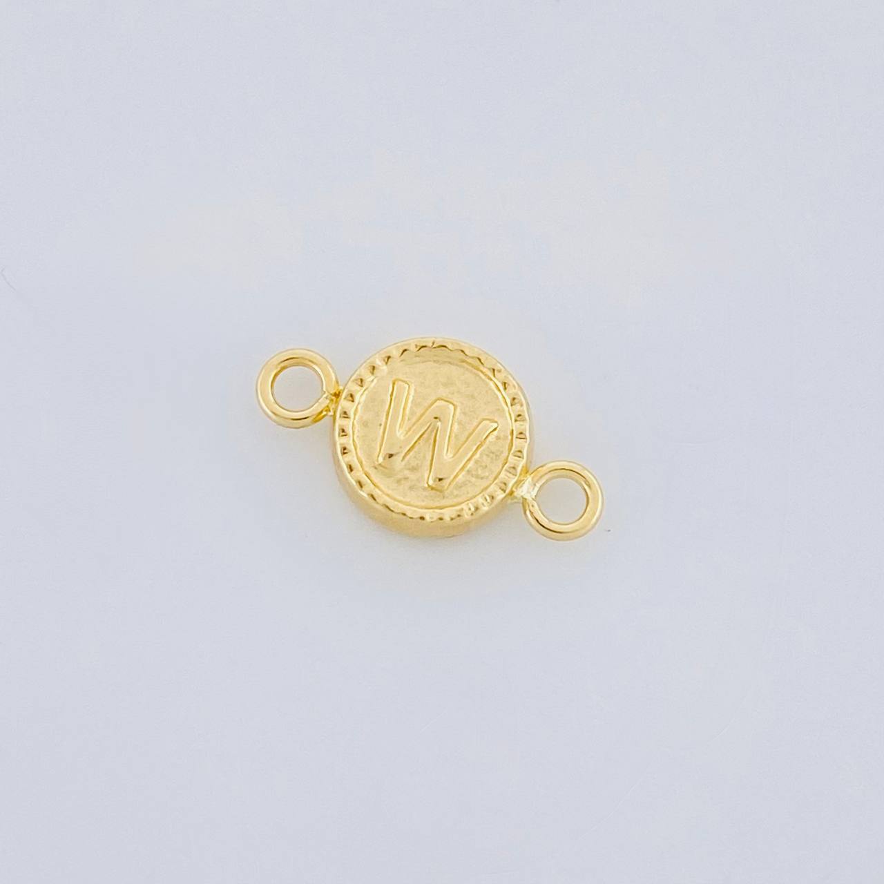 Herraje Letra W Marco Bordeado 0.45g / 1.5cm Oro Amarillo 18K