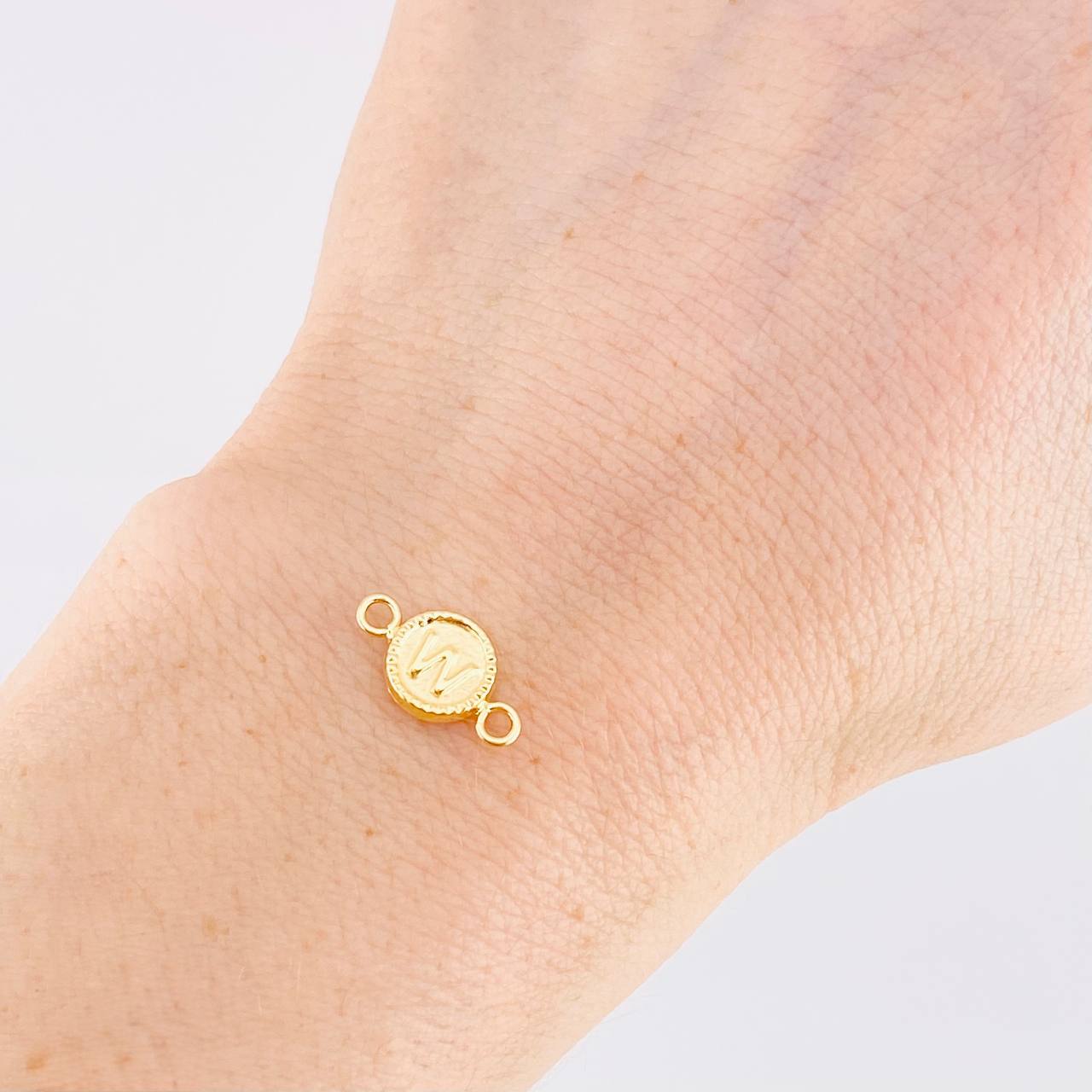 Herraje Letra W Marco Bordeado 0.45g / 1.5cm Oro Amarillo 18K