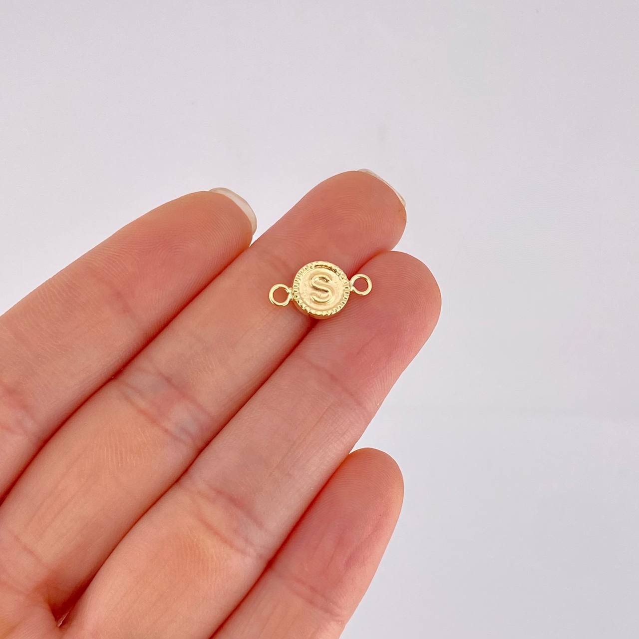Herraje Letra S Marco Bordeado 0.4g / 1.5cm Oro Amarillo 18K