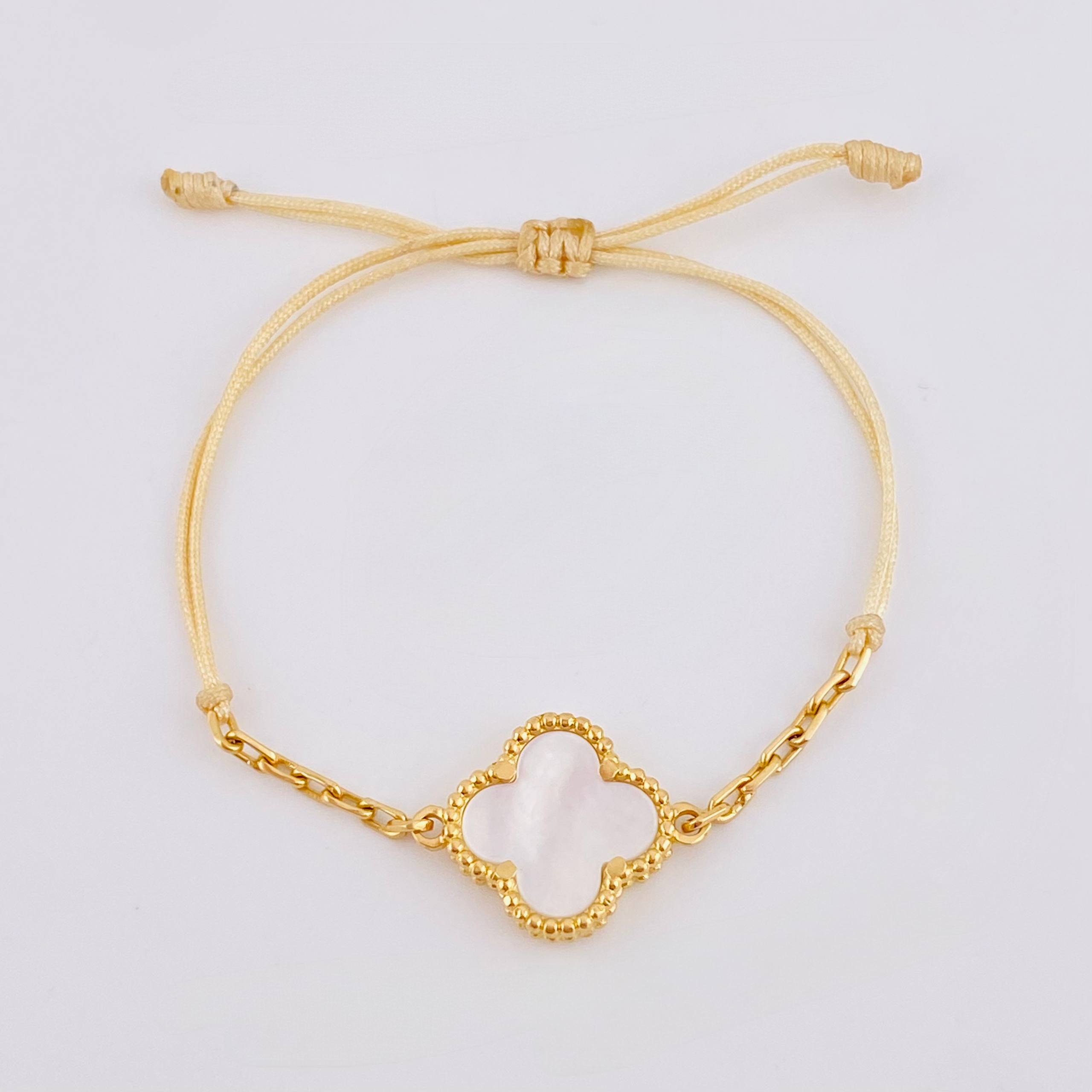 Pulsera Beige Trebol Blanco Cajón 3gr / Oro Amarillo 18K