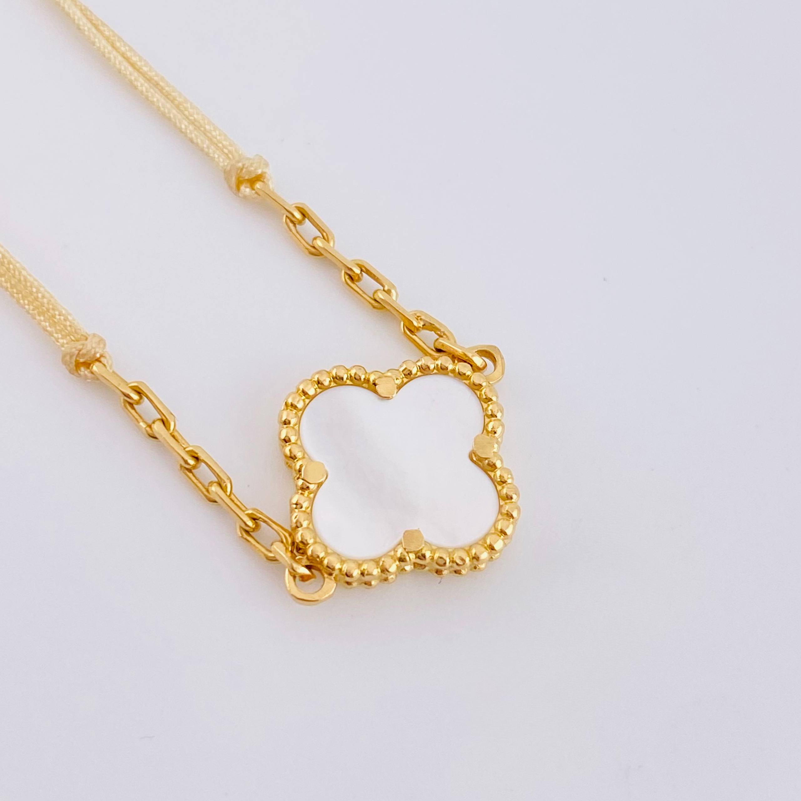 Pulsera Beige Trebol Blanco Cajón 3gr / Oro Amarillo 18K