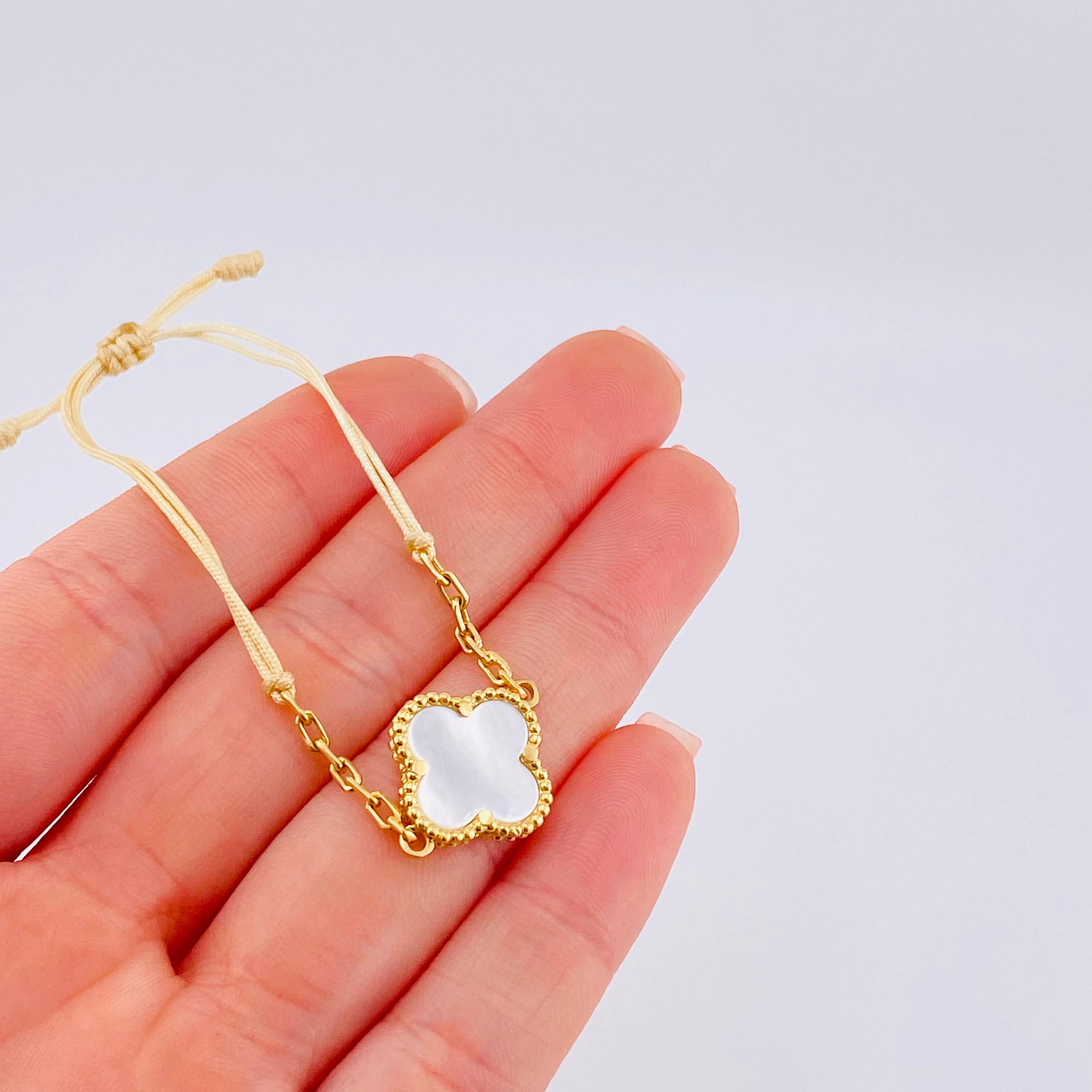 Pulsera Beige Trebol Blanco Cajón 3gr / Oro Amarillo 18K