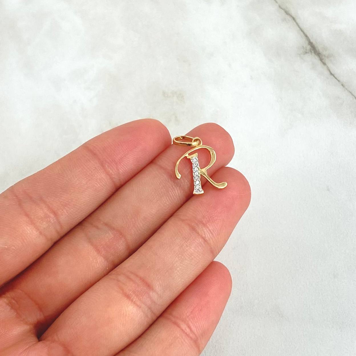 Dije Letra R Cursiva 0.65gr / 2cm / Circones Blancos Dos Oros Amarillo Blanco 18K