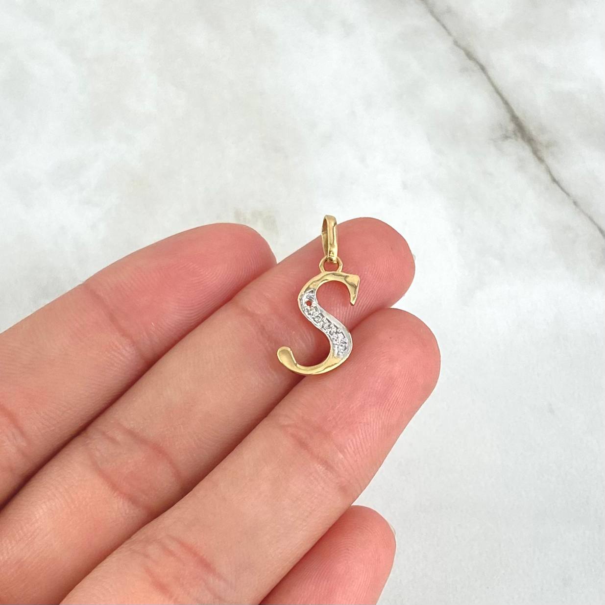 Dije Letra S Cursiva 0.7gr / 2.5cm / Circones Blancos Dos Oros Amarillo Blanco 18K