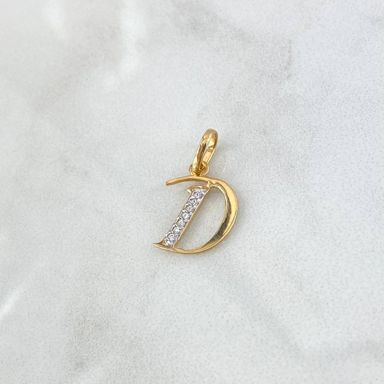 Dije Letra D Cursiva 0,7gr / 2cm / Circones Blancos Dos Oros Amarillo Blanco 18K