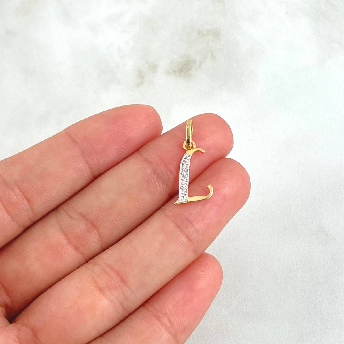 Dije Letra L Cursiva 0.61gr / 2cm / Circones Blancos Dos Oros Amarillo Blanco 18K
