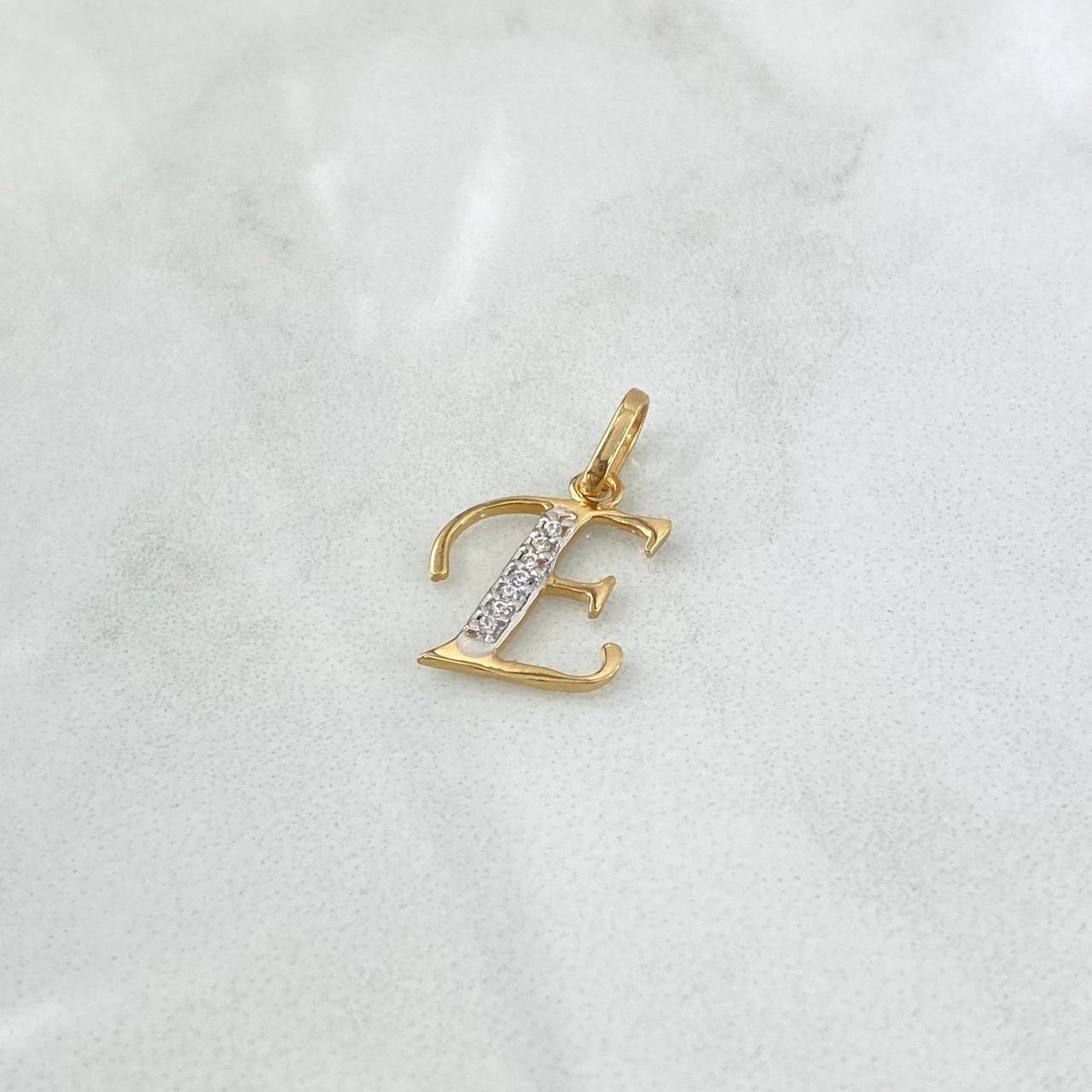 Dije Letra E Cursiva 0.75gr / 2.5cm / Circones Blancos Dos Oros Amarillo Blanco 18K