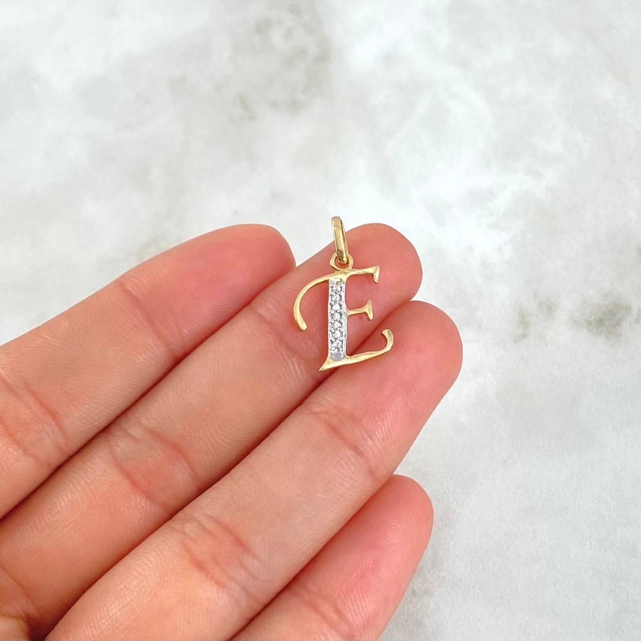 Dije Letra E Cursiva 0.75gr / 2.5cm / Circones Blancos Dos Oros Amarillo Blanco 18K