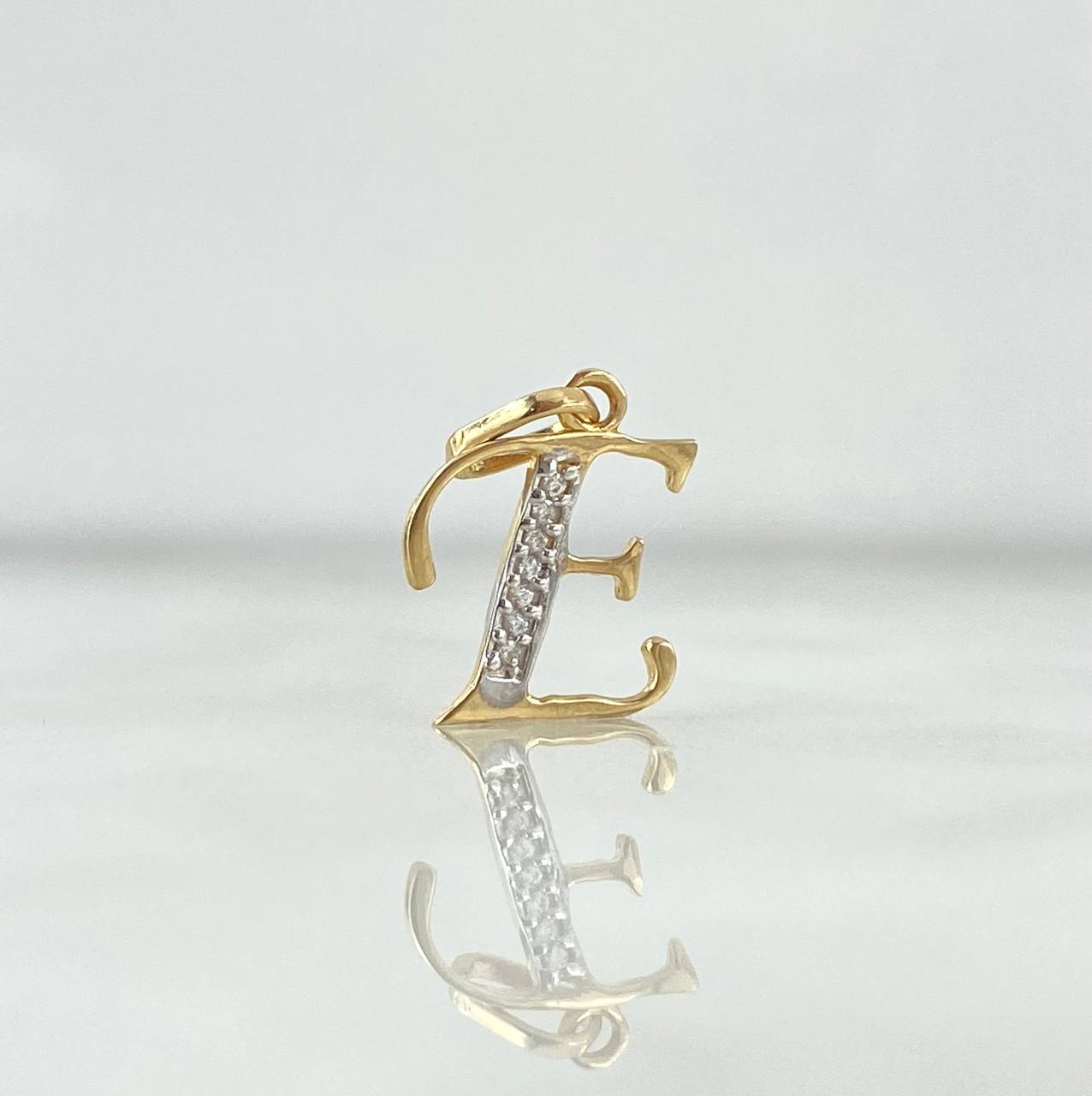 Dije Letra E Cursiva 0.75gr / 2.5cm / Circones Blancos Dos Oros Amarillo Blanco 18K