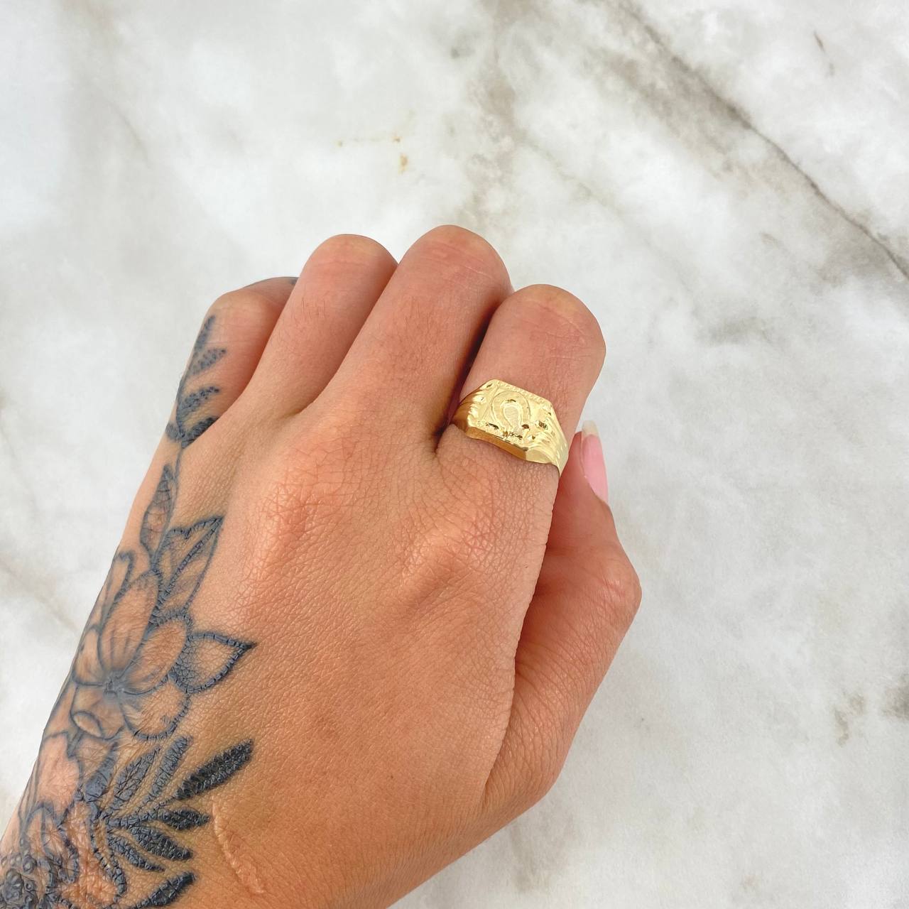 Anillo sello herradura 1.4gr / T7 1/2 / Oro Amarillo 18K