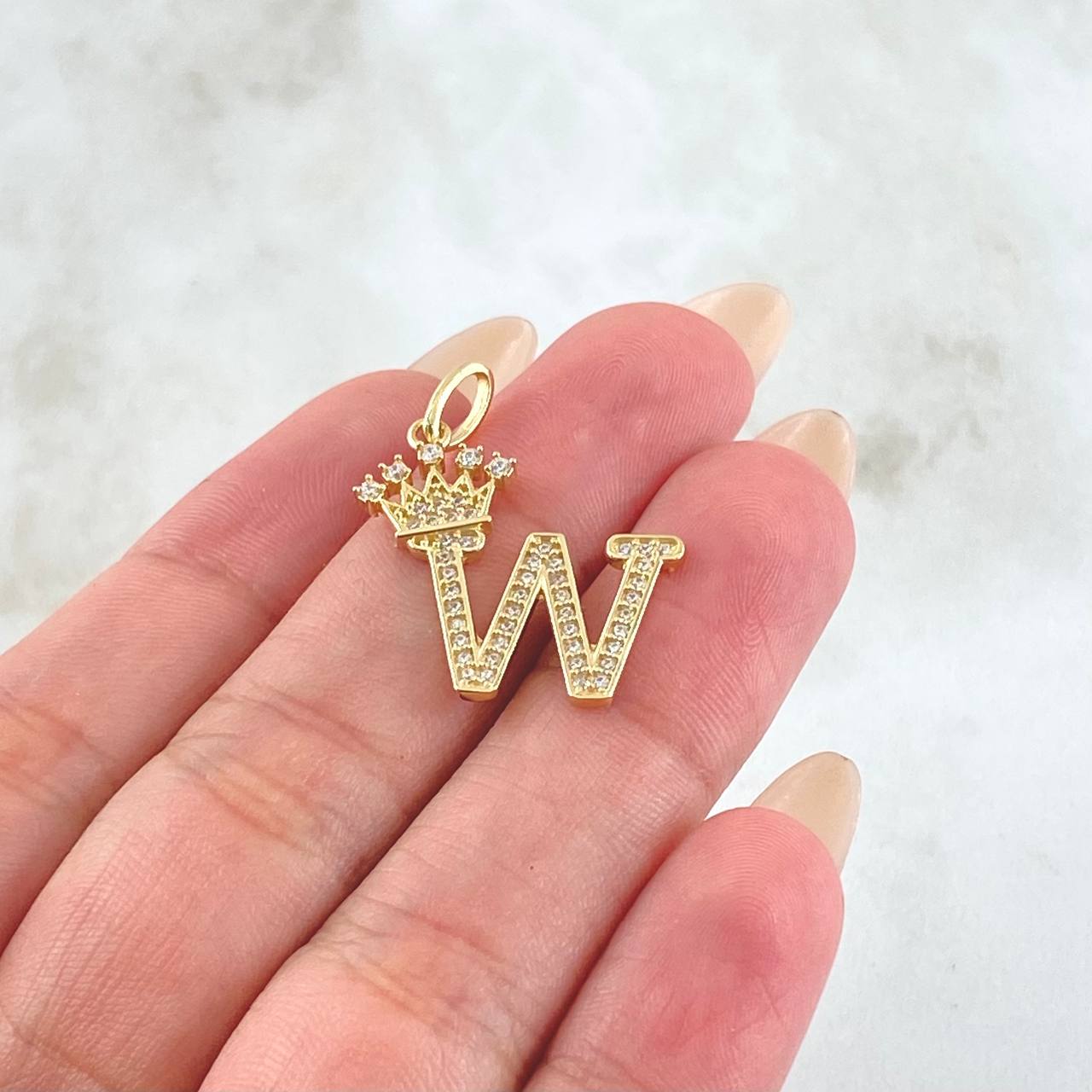 Dije Corona Letra W 2.5gr / 2.6cm / Oro Amarillo 18K ©