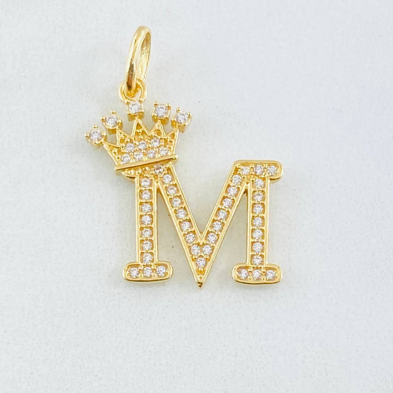 Dije Corona Letra M 2.4gr / 2.5cm / Oro Amarillo 18K