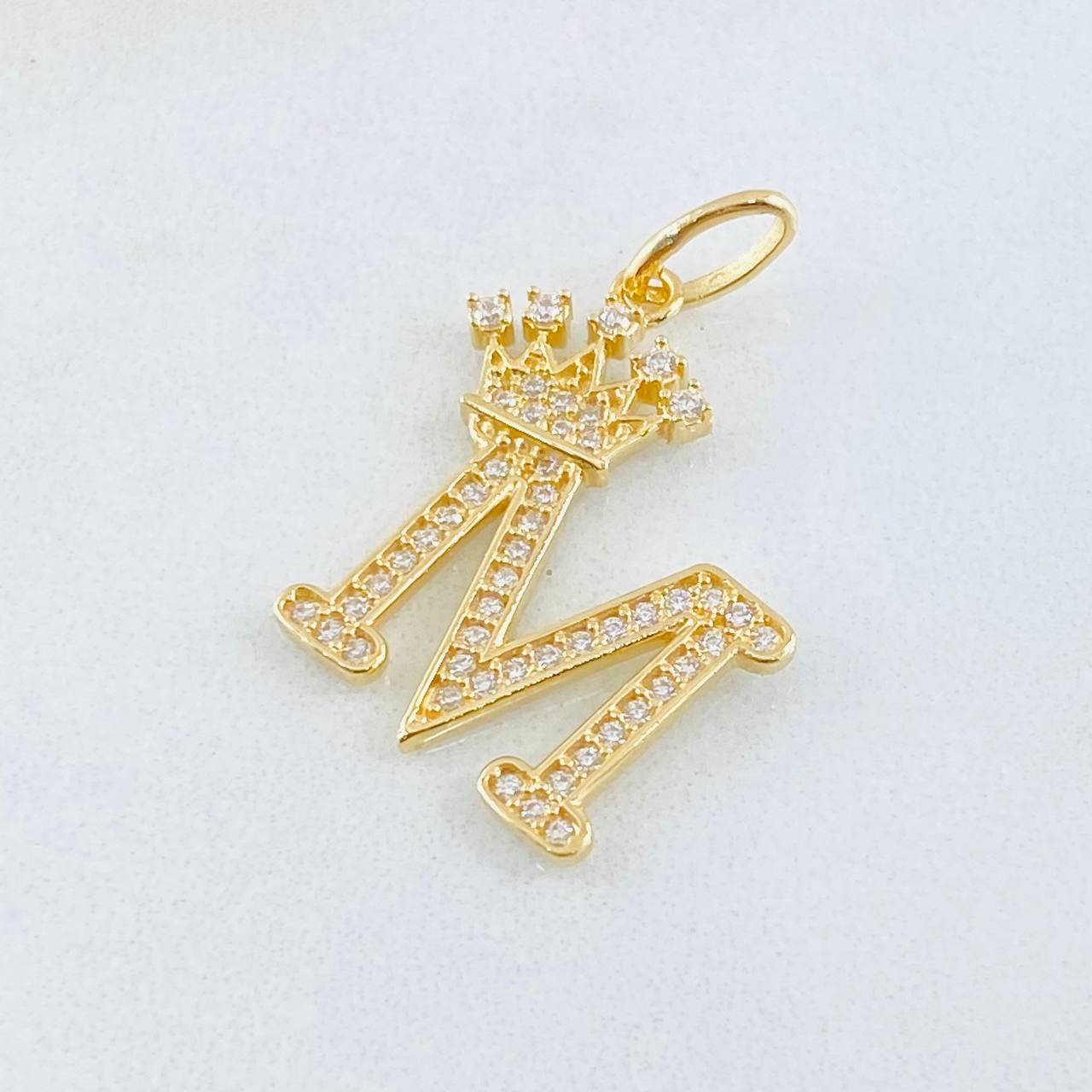 Dije Corona Letra M 2.4gr / 2.5cm / Oro Amarillo 18K