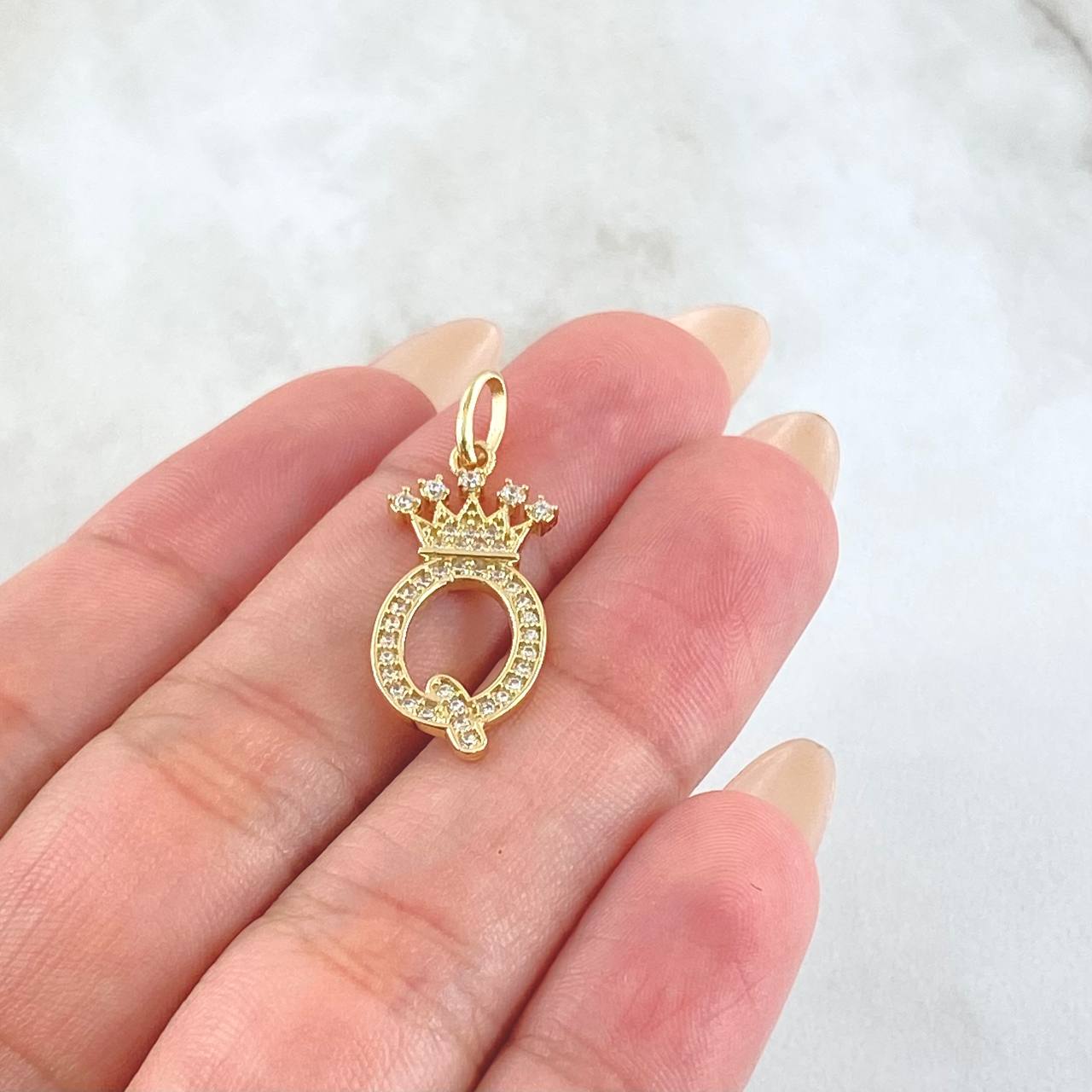 Dije Corona Letra Q 1.85gr / 2.5cm / Oro Amarillo 18K
