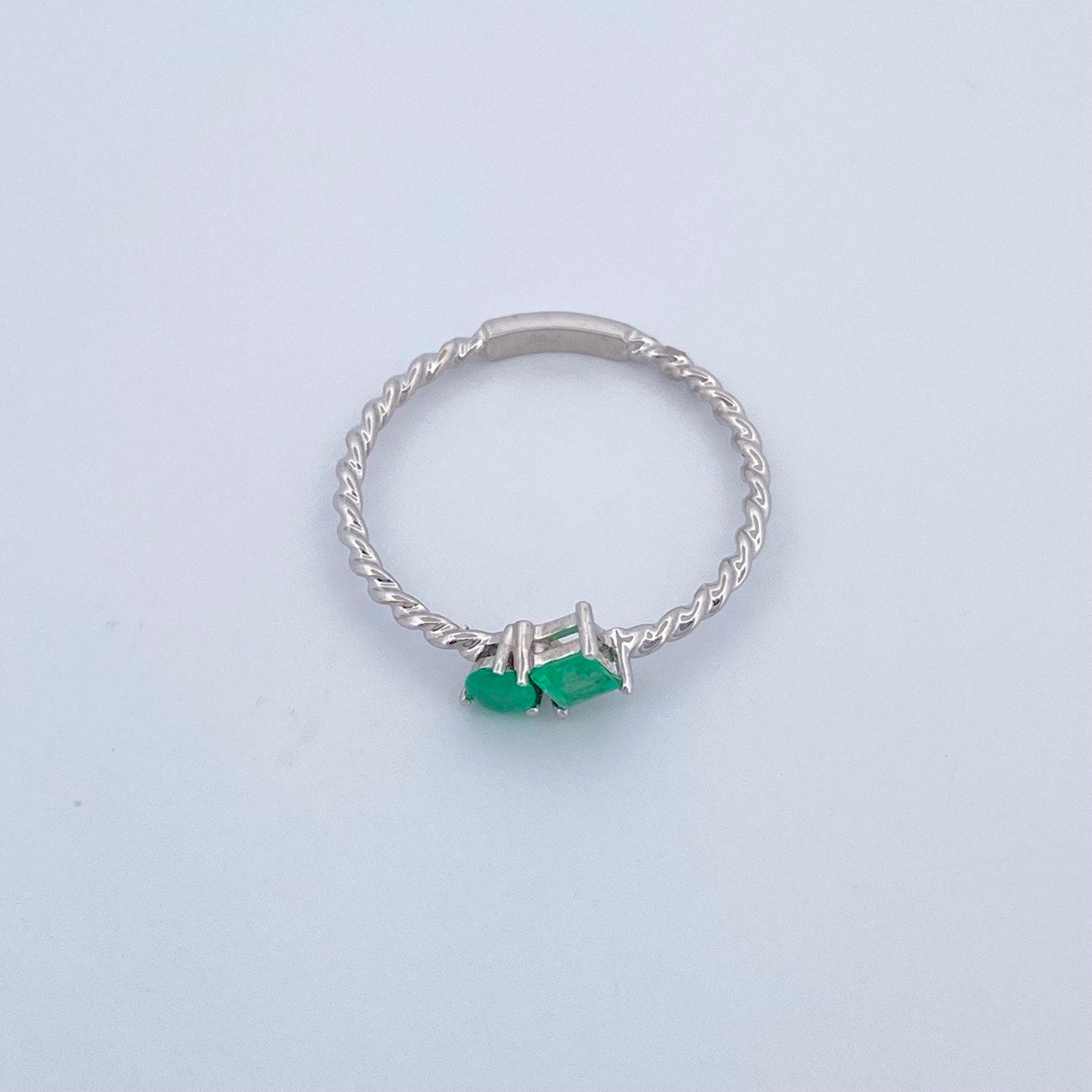 Anillo Duo Esmeraldas 1.35gr / T7 1/4 / Oro Blanco 18K &