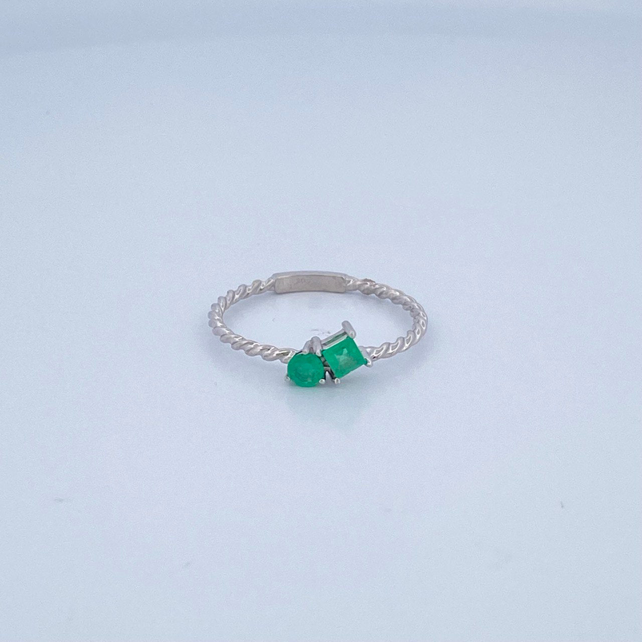 Anillo Duo Esmeraldas 1.35gr / T7 1/4 / Oro Blanco 18K &