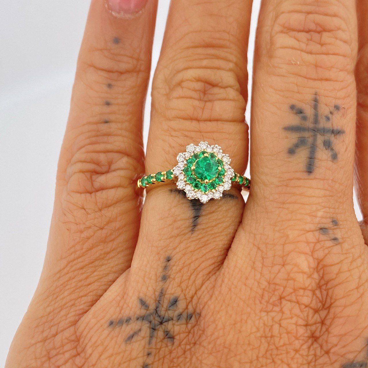 Anillo Esmeraldas 3.85gr / T6 1/4 / / Dos Oros Amarillo Blanco 18K &