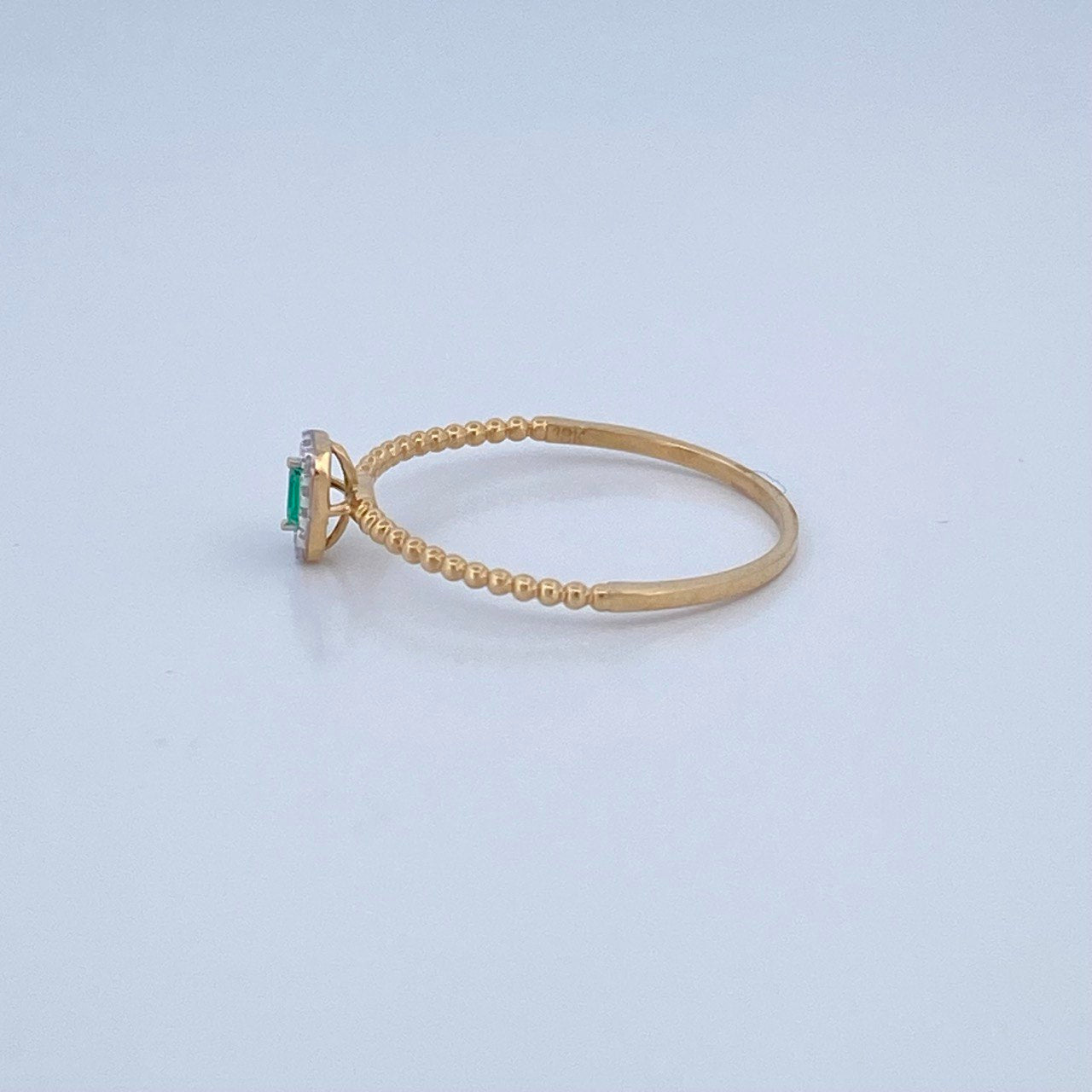 Anillo Solitario Esmeralda 0.95gr / T7 1/2 / Dos Oros Amarillo Blanco 18K &