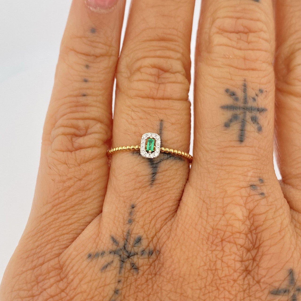 Anillo Solitario Esmeralda 0.95gr / T7 1/2 / Dos Oros Amarillo Blanco 18K &