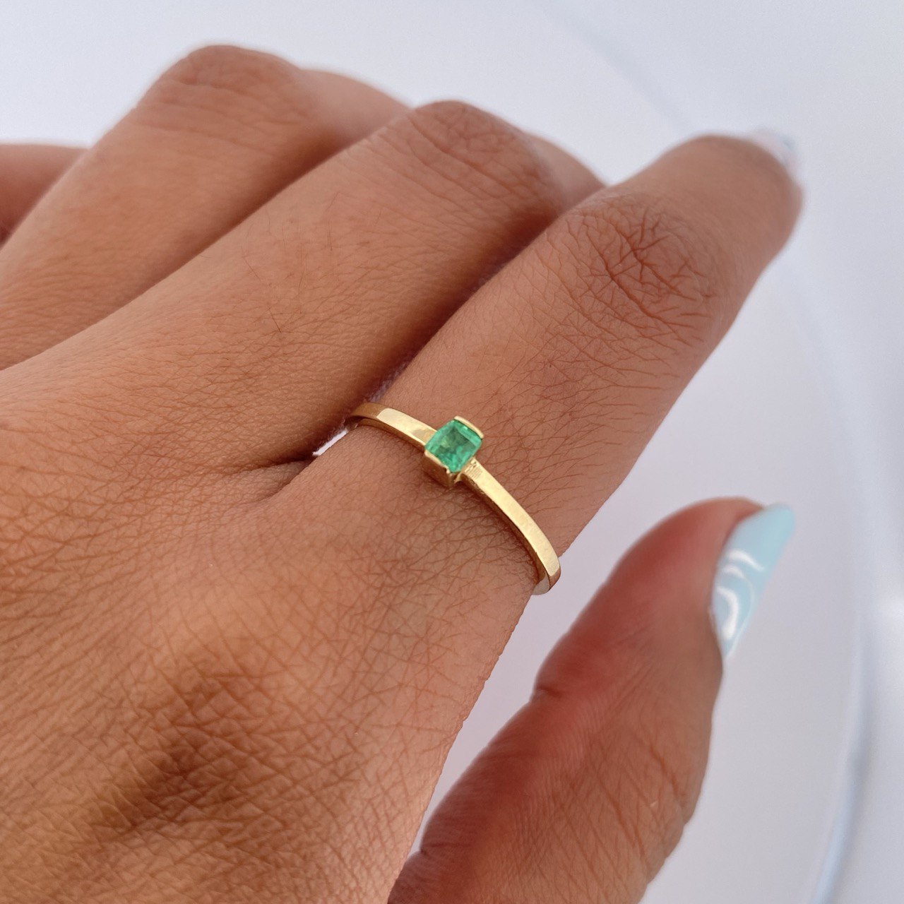 Anillo Solitario Esmeralda 1.5gr / T5 3/4 / Oro Amarillo 18K &