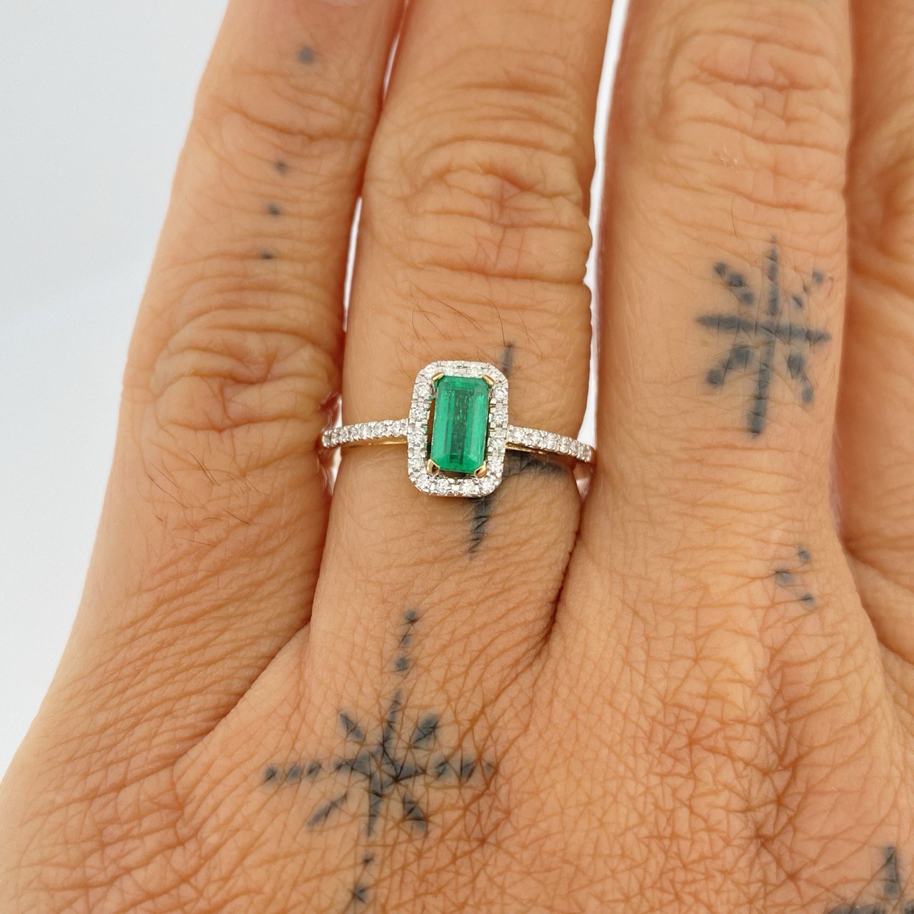 Anillo Mia Esmeralda 2.6gr / T6 3/4 / / Dos Oros Amarillo Blanco 18K &