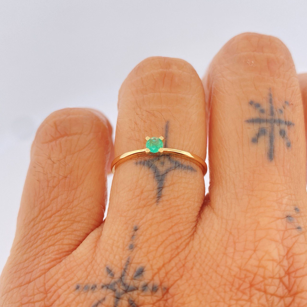Anillo Solitario Esmeralda 1.3gr / T7 / Oro Amarillo 18K &