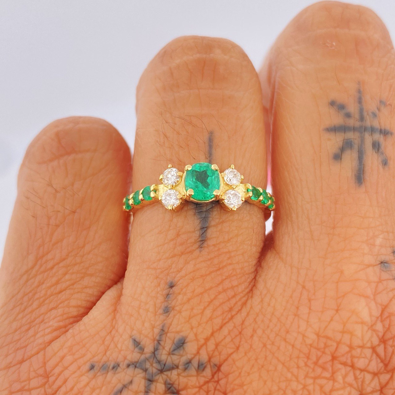 Anillo Solitario Moño Esmeraldas 2.75gr / T7 3/4 / Oro Amarillo 18K &