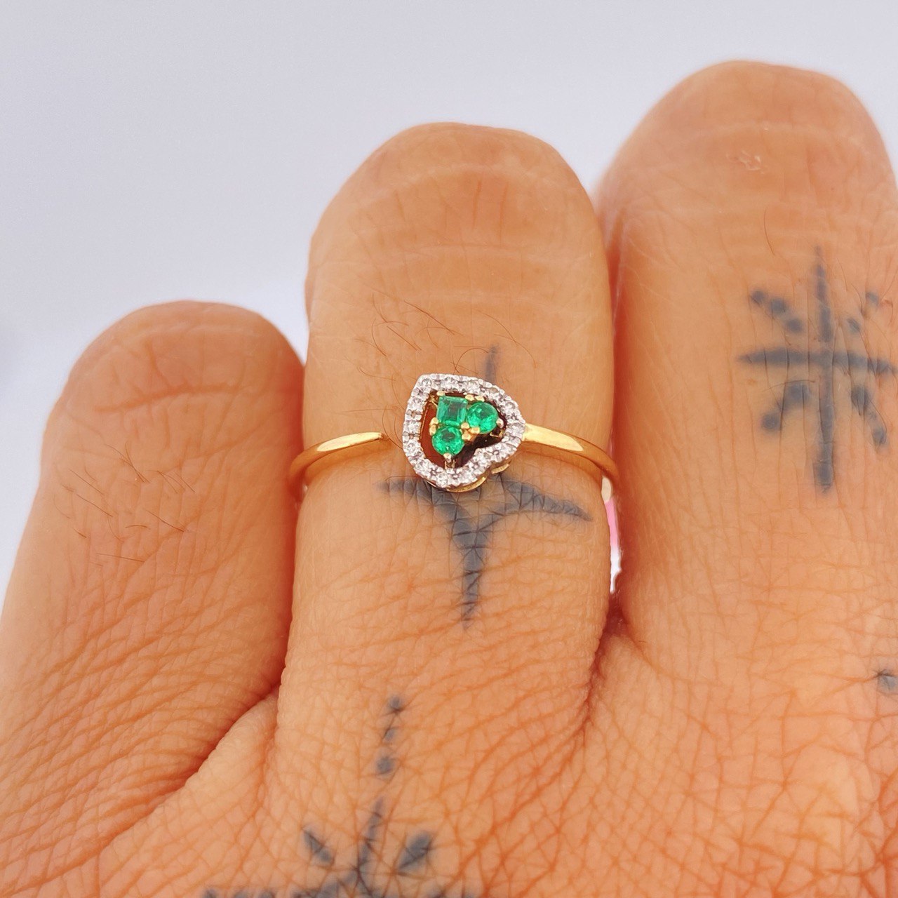 Anillo Corazon Esmeraldas 1.55gr / T7 1/2 / Dos Oros Amarillo Blanco 18K &