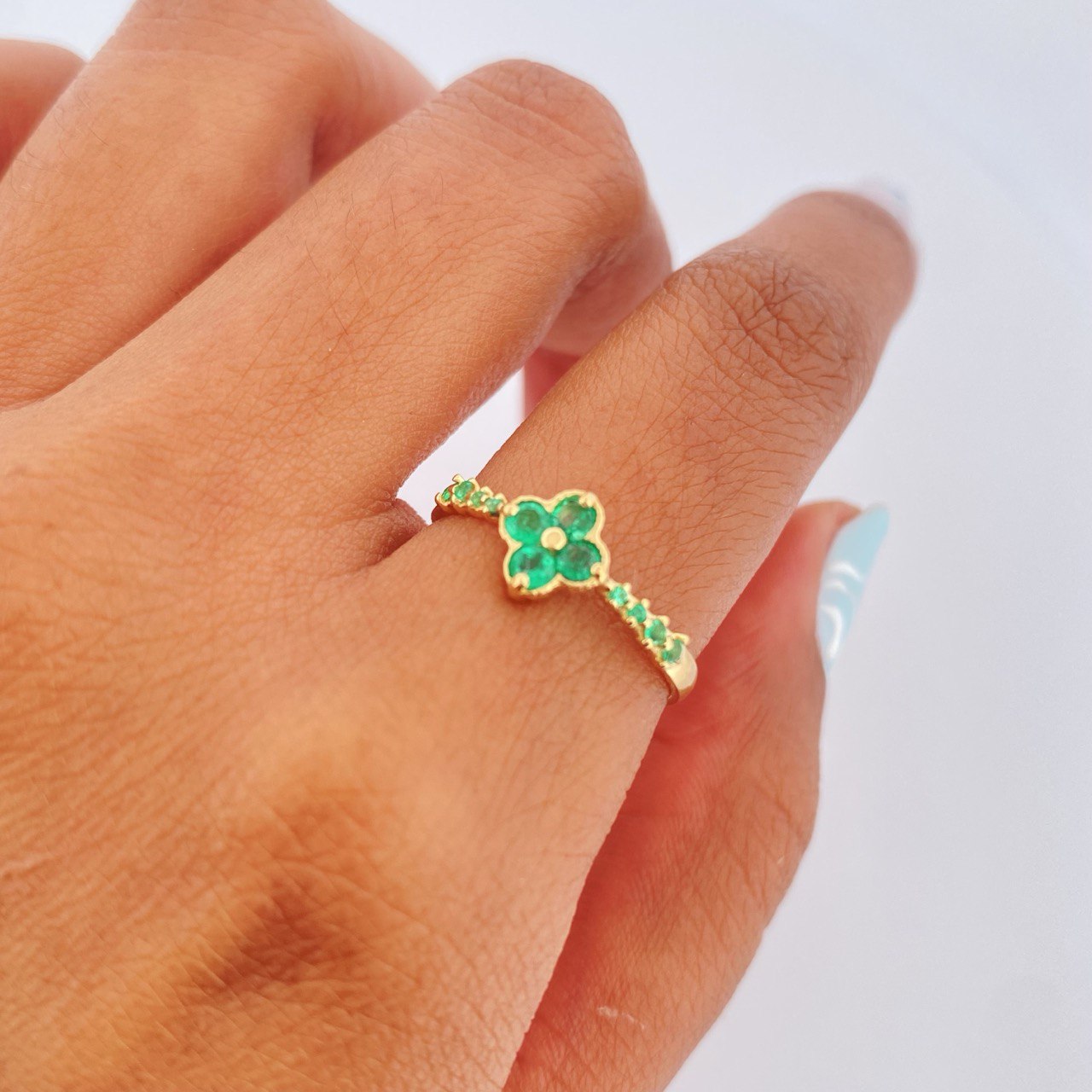 Anillo Floral Esmeraldas 1.95gr / T8 / Oro Amarillo 18K &