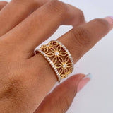 Anillo Flores 5.5gr / T7 1/2 / Circones Blancos Dos Oros Amarillo Blanco 18K $