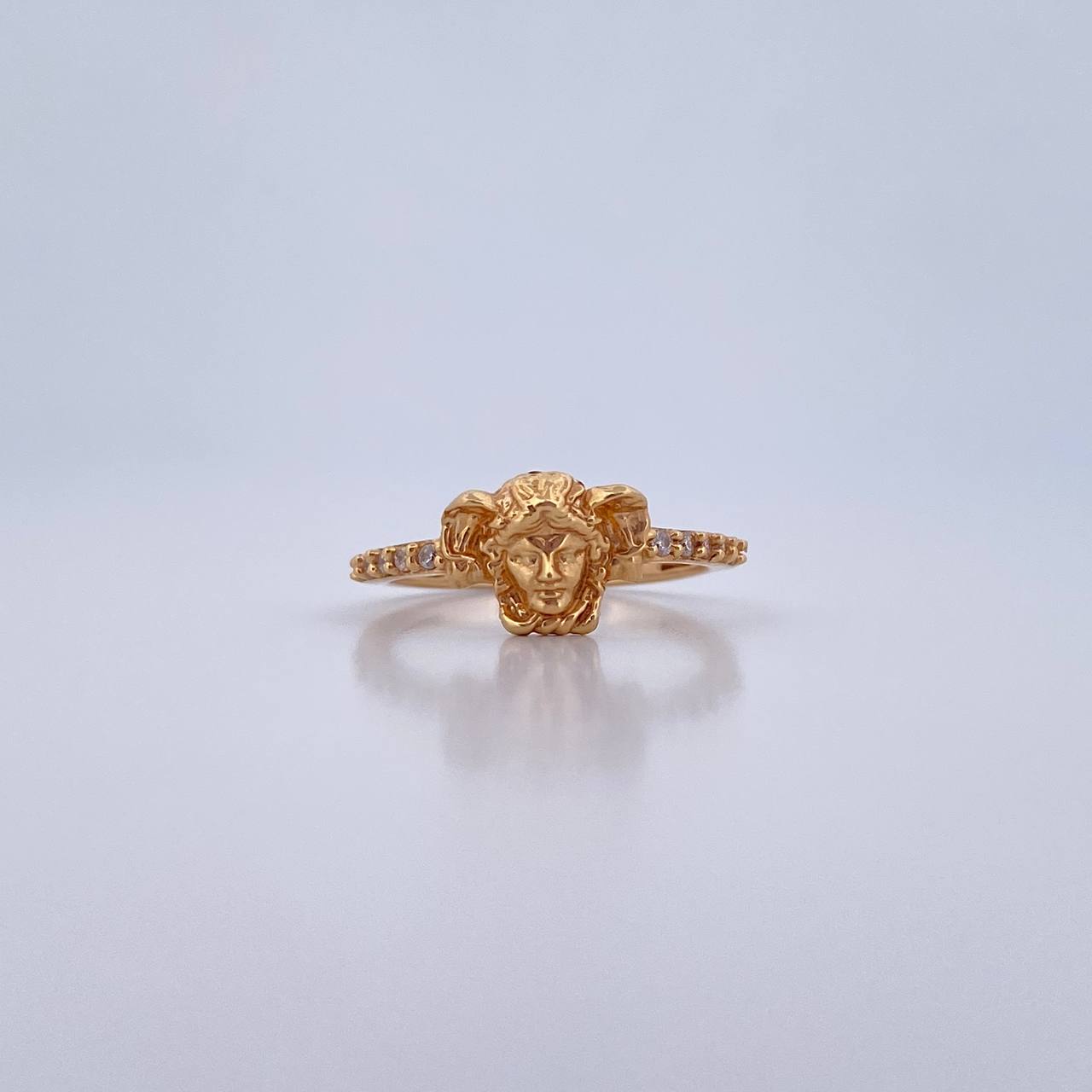 Anillo Medusa 2.75gr / T6 1/2 / Circones Blancos Oro Amarillo 18K $