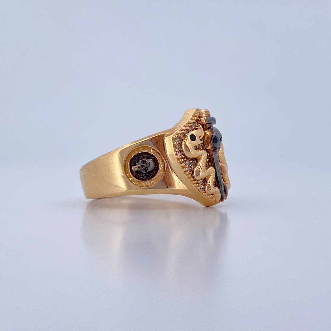 Anillo Calaveras Espadas 11.6gr / T9 1/2 / Circones Negros Blancos Dos Oros Negro Amarillo 18K $